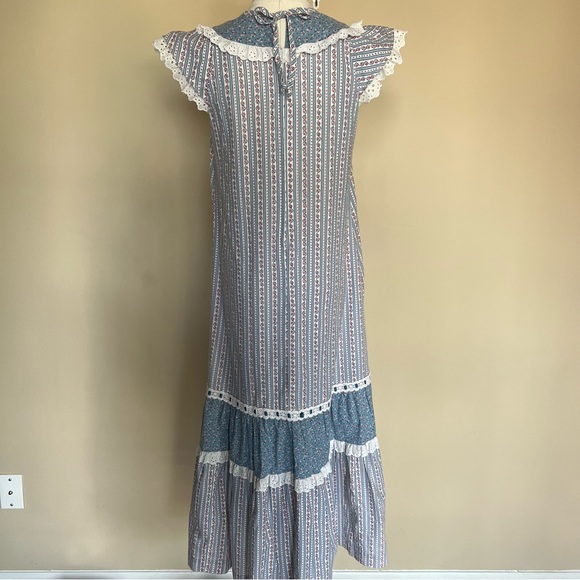 Liberty House Hawaii 1970s Vintage Prairie Cottagecore Floral Print Ruffle Dress - Picture 5 of 7